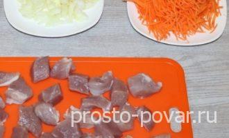 Режем мясо лук морковь